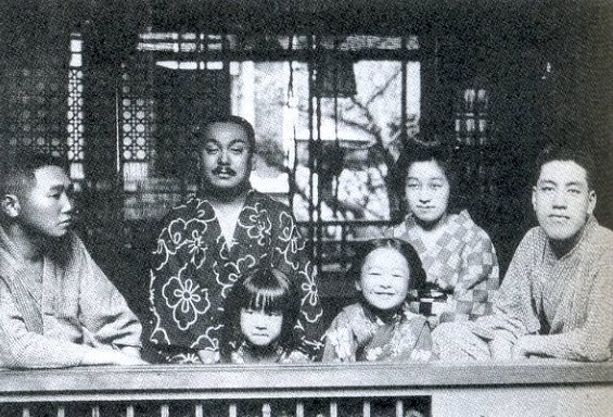 吉本せい（右から2人目）、吉本吉兵衛（左から2人目）の若い頃