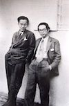 遠藤周作（左）と原民喜（右）の若い頃（1948年頃、東京・九段付近にて）