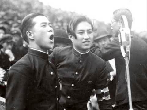 藤山一郎の若い頃（左。慶應義塾大学応援歌／若き血／三色旗の下に、を歌唱）