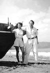 坂口安吾と妻・三千代（1949年、伊豆海岸にて）