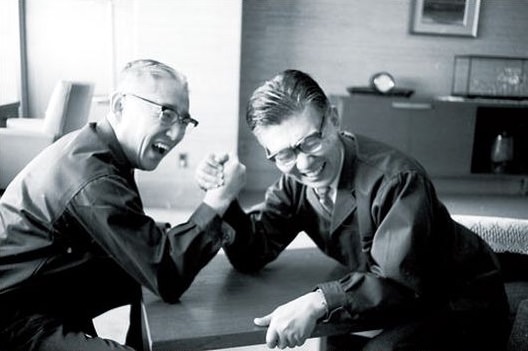 腕相撲に興じるソニー創業者の二人（井深大（右）と盛田昭夫（左）、1961年撮影）