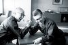 腕相撲に興じるソニー創業者の二人（井深大（右）と盛田昭夫（左）、1961年撮影）
