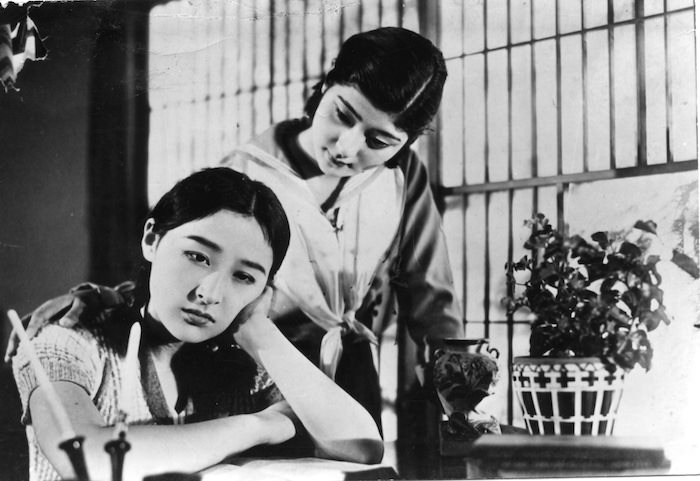 高杉早苗の若い頃（写真右 16歳ごろ。左は逢初夢子。映画『隣の八重ちゃん』1934年より）