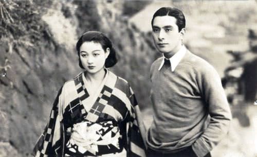 桑野通子と上原謙の若い頃（桑野20歳ごろ、上原26歳ごろ。映画『彼と彼女と少年達』より）の写真