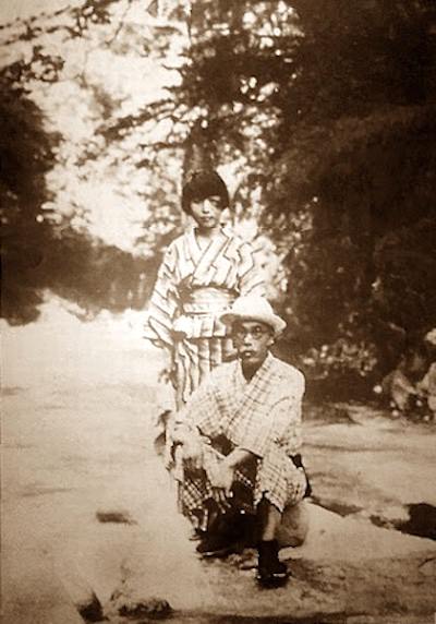 高村光太郎と妻 智恵子 昭和8年9月 鹿股川にて の写真 昭和ガイド