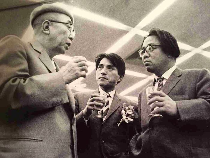 江戸川乱歩（左）、水上勉（中央）、松本清張（右）。水上勉の直木賞受賞（1961年）祝賀会場にて。