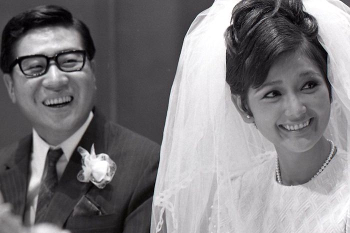 大橋巨泉と妻・浅野順子の若い頃（1964年ごろの結婚披露宴より）