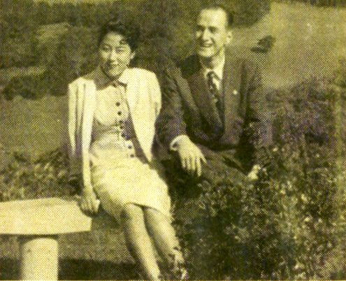 三宅久之の若い頃 26歳ごろ 妻と新婚旅行の川奈ホテルにて の写真 昭和ガイド