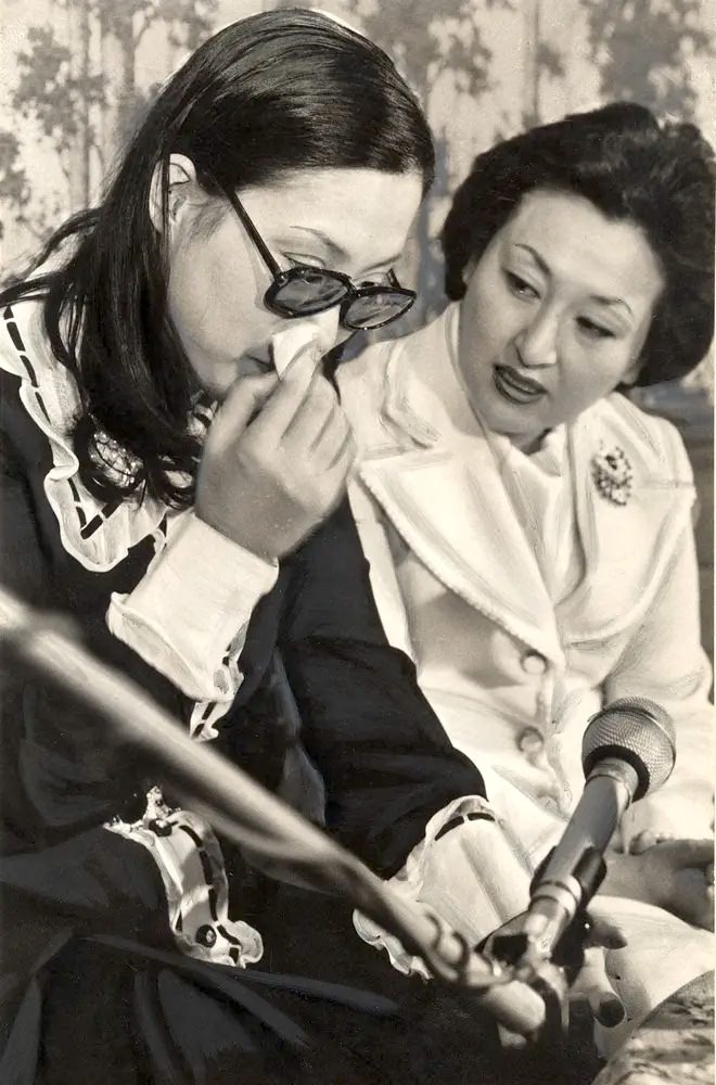 島倉千代子（左）の会見に同席した細木数子（右）（1977年）